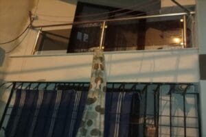 İzmir'in Bal&ccedil;ova il&ccedil;esinde girdiği apartmanın 2. katından balkon demirine bağladığı