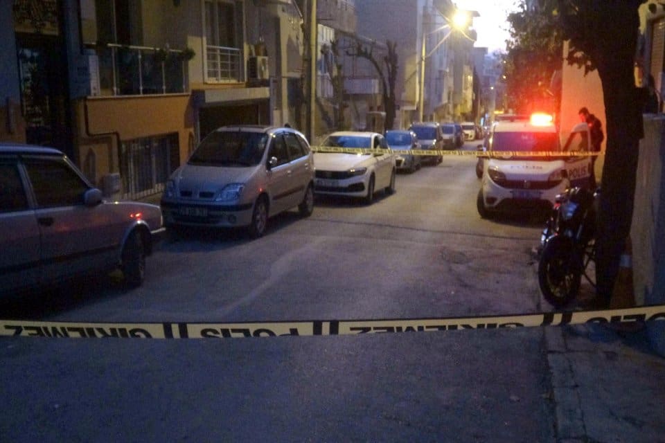 İzmir'de, aralarında husumet olan komşusu Adem Ateş'i (38) tabancayla &ouml;ld&uuml;rd&uuml;ğ&uuml;