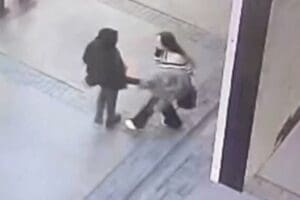 İzmir'in Konak il&ccedil;esinde N.D.'ye (23) cinsel saldırıda bulunduğu su&ccedil;lamasıyla 5