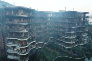 İzmir'in Narlıdere ilçesindeki lüks bir sitede çıkan, ekiplerin karadan ve