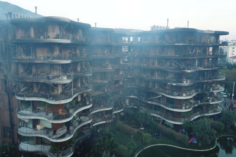 İzmir'in Narlıdere ilçesindeki lüks bir sitede çıkan, ekiplerin karadan ve