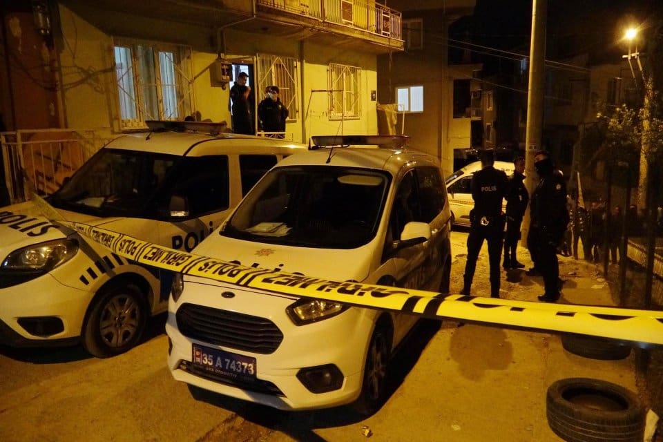 İzmir'in Bornova il&ccedil;esinde, &ccedil;ocuklarını g&ouml;rmek i&ccedil;in Konya'dan gelen boşandığı eşi