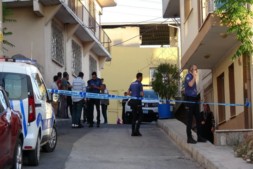 İzmir'in Konak il&ccedil;esinde boşanma aşamasında olduğu Cansu Aydoğdu'yu (32) bı&ccedil;aklayarak