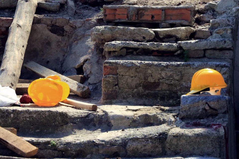 İzmir'in Bornova il&ccedil;esindeki &ccedil;imento fabrikasında, temizlik &ccedil;alışması sırasında elek taşıma