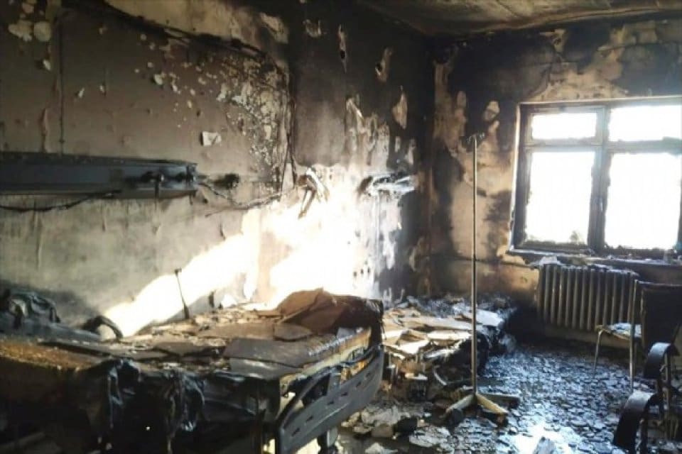 İzmir'in Kiraz il&ccedil;esindeki devlet hastanesinde &ccedil;ıkan yangının hasara neden olduğu