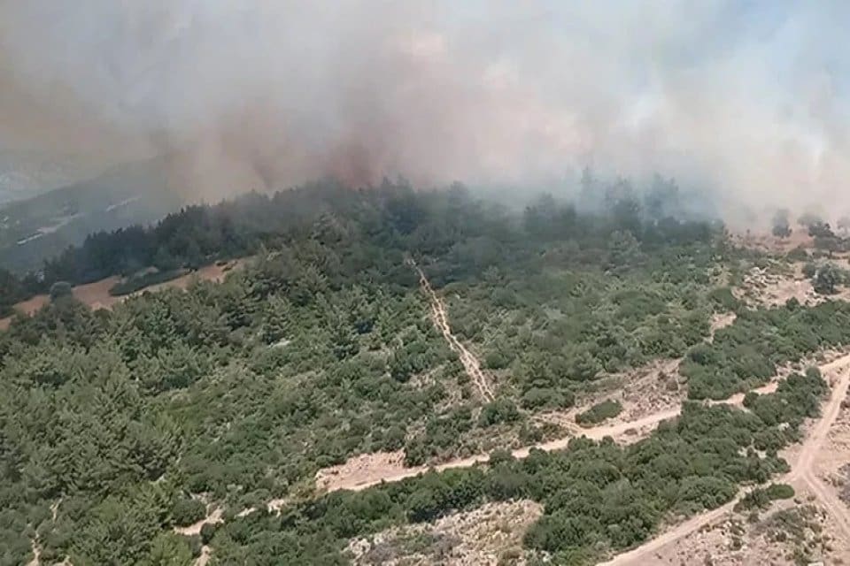 İZMİR Fo&ccedil;a'nın ardından Karaburun il&ccedil;esinde de orman yangını &ccedil;ıktı. Sarp
