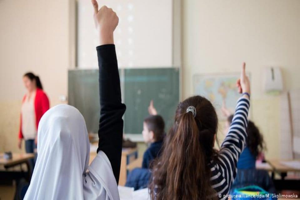 İzmir'in Bayraklı il&ccedil;esinde bir &ouml;ğrenciyi baş&ouml;rt&uuml;l&uuml; olduğu gerek&ccedil;esiyle okula almadığı