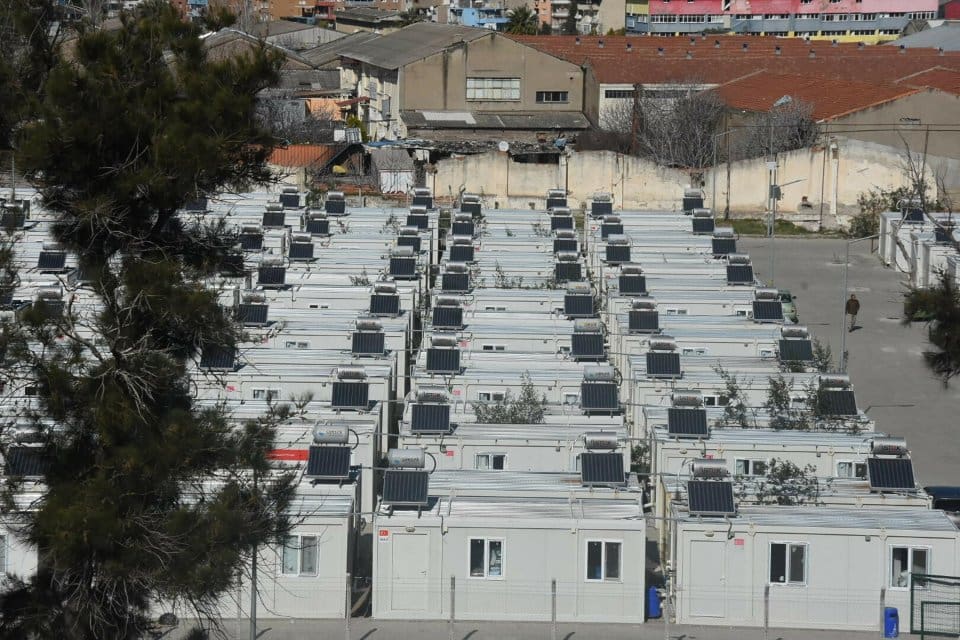 İzmir'in Bayraklı il&ccedil;esinde bulunan konteyner kent, deprem b&ouml;lgesindeki afetzedeler i&ccedil;in