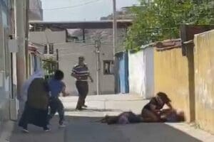 İZMİR'in Bayraklı il&ccedil;esinde, sokak k&ouml;peğini besleme ve aralarındaki arsa husumeti