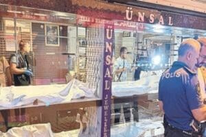 İzmir'in Konak il&ccedil;esinde kepengi a&ccedil;ıp, camını kırarak kuyumcu d&uuml;kkanına giren