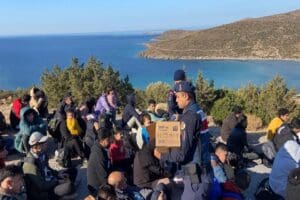 İzmir'in Urla il&ccedil;esinde MİT destekli g&ouml;&ccedil;men ka&ccedil;ak&ccedil;ılığı operasyonunda g&ouml;zaltına alınan