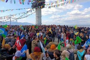 İzmir'de yapılan Nevruz g&ouml;sterisine katılan 59 ş&uuml;pheli hakkında g&ouml;zaltı kararı