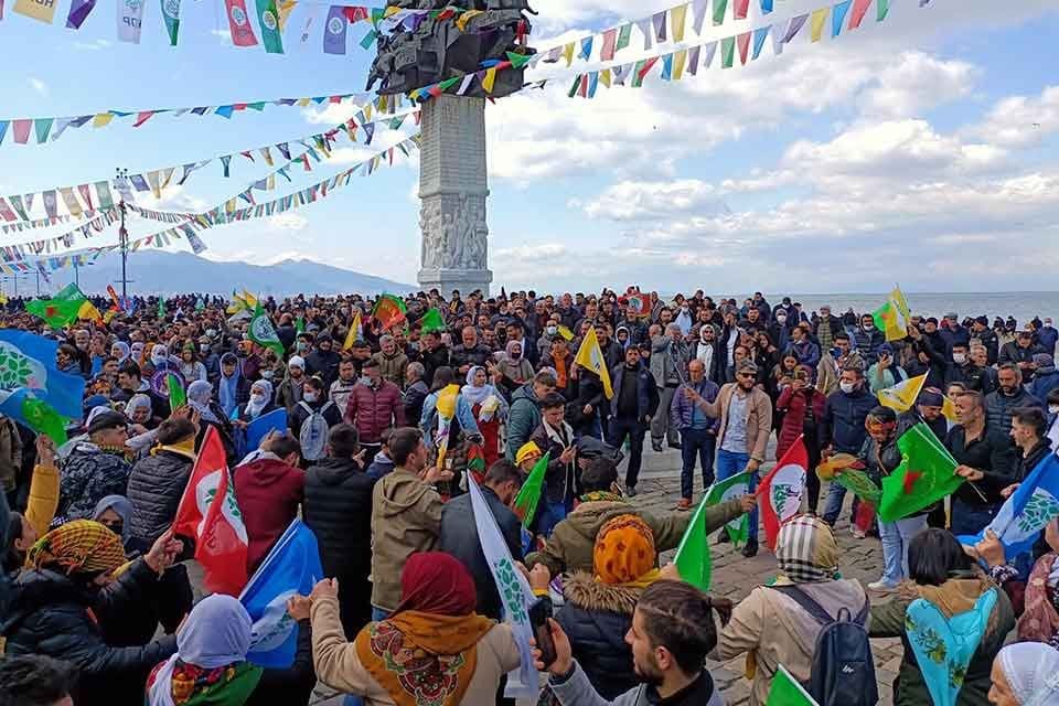 İzmir'de yapılan Nevruz g&ouml;sterisine katılan 59 ş&uuml;pheli hakkında g&ouml;zaltı kararı