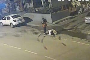 İzmir'in Buca il&ccedil;esindeki bir&nbsp;liseden, diz&uuml;st&uuml; bilgisayardan monta, sırt &ccedil;antasından el