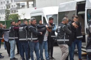 İzmir'in Karşıyaka il&ccedil;esinde, bir oto yıkama d&uuml;kkanına tabancayla a&ccedil;ılan ateşte