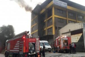 İzmir'in Bornova il&ccedil;esinde, plastik imalatı yapılan fabrikada &ccedil;ıkan yangın itfaiye