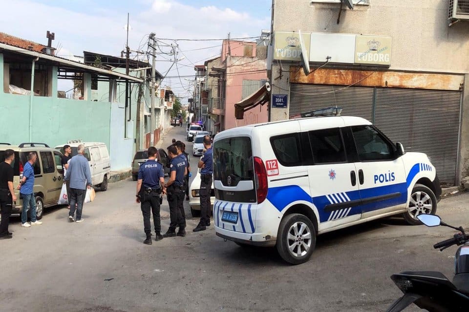 İzmir'in Konak il&ccedil;esinde, eşiyle tartışırken ayırmak i&ccedil;in araya giren yakınını