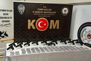 İzmir'de silah ka&ccedil;ak&ccedil;ılığı yaptığı ileri s&uuml;r&uuml;len 5 kişi, polisin d&uuml;zenlediği