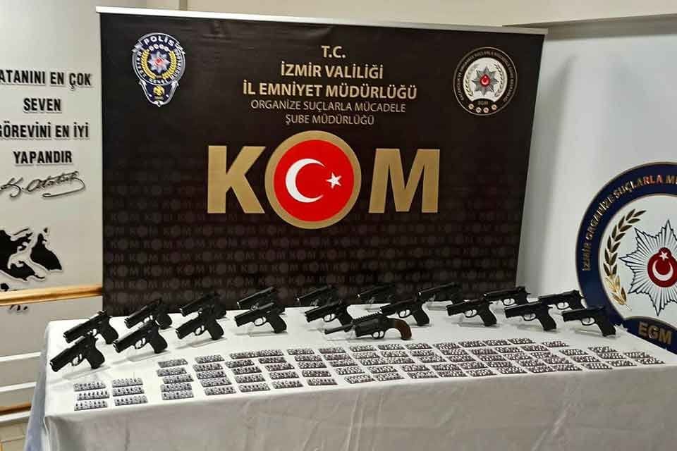 İzmir'de silah ka&ccedil;ak&ccedil;ılığı yaptığı ileri s&uuml;r&uuml;len 5 kişi, polisin d&uuml;zenlediği