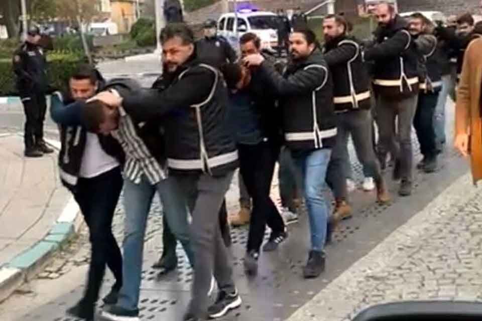 Emniyet Genel M&uuml;d&uuml;rl&uuml;ğ&uuml;'nce 50 ilde d&uuml;zenlenen 'Silindir' operasyonu&nbsp;kapsamında, İzmir'de 'Baybekler'