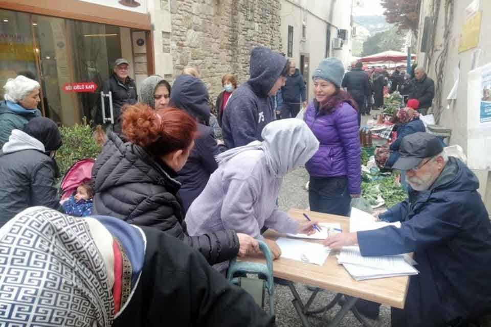 İzmir'in Fo&ccedil;a il&ccedil;esinde Pers Mezar Anıtı ve zeytinlik alanın yanı