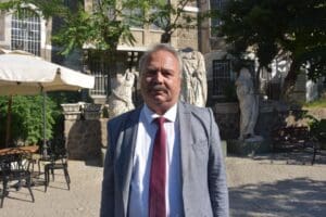 İzmir'de bir ev ve depoya yapılan operasyonlarda ele ge&ccedil;irilen farklı