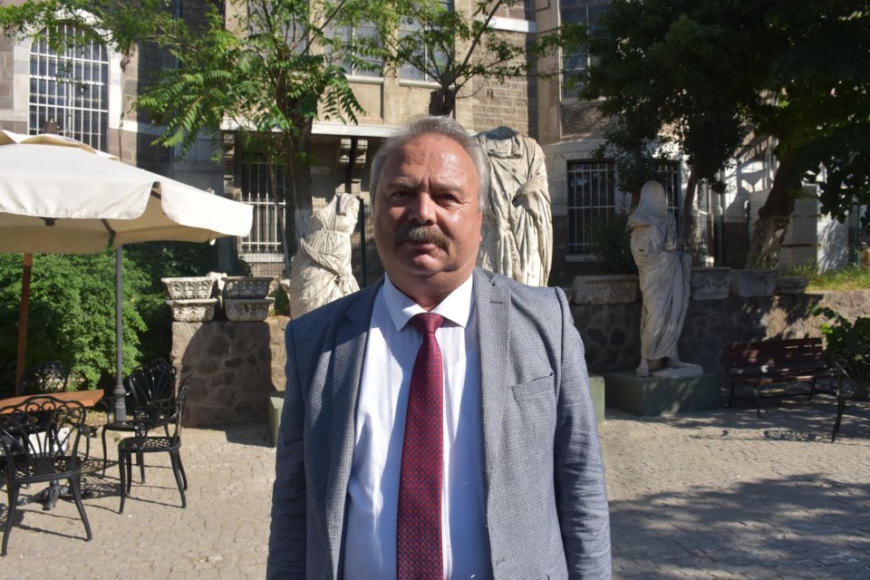 İzmir'de bir ev ve depoya yapılan operasyonlarda ele ge&ccedil;irilen farklı