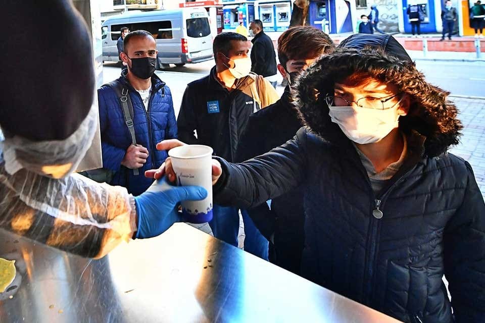 İzmir B&uuml;y&uuml;kşehir Belediyesi, &uuml;niversite &ouml;ğrencilerinin g&uuml;ne sıcak &ccedil;orbayla başlaması i&ccedil;in