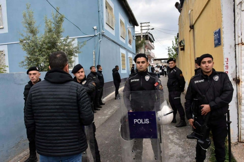 İzmir'in Bayraklı il&ccedil;esinde,&nbsp;Yahya K&ouml;şek (61) ile eşi Meryem K&ouml;şek (57)