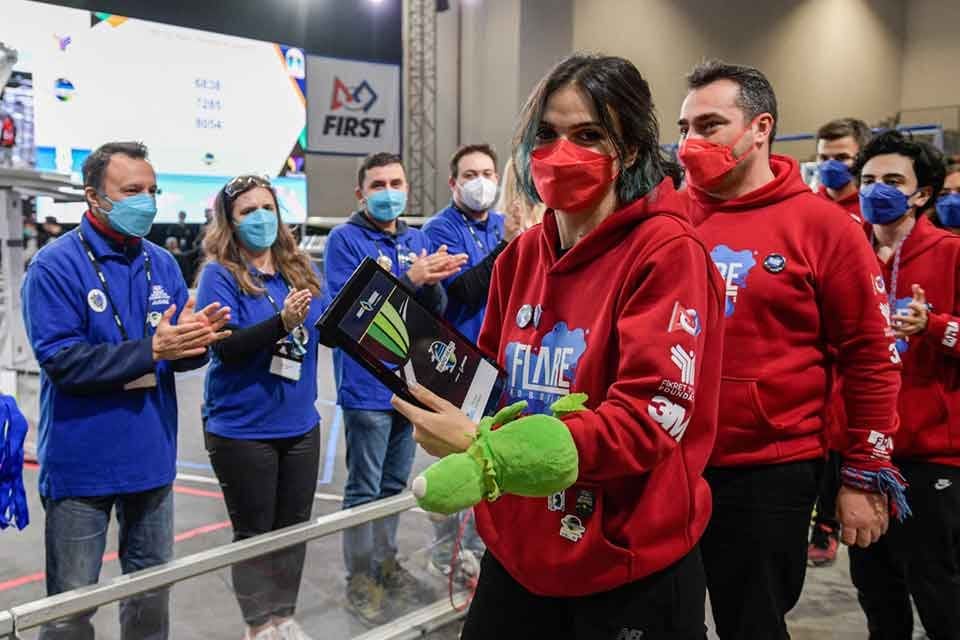 Hafta sonu boyunca İzmir&rsquo;i saran robot r&uuml;zgarı d&uuml;n sona erdi.