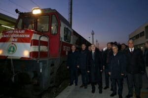 Kahramanmaraş merkezli depremlerden etkilenenler i&ccedil;in İzmir'de toplanan yardım malzemelerini taşıyan
