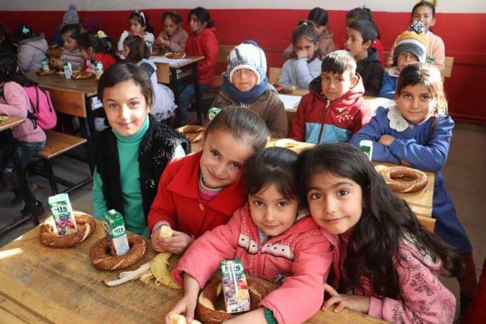 İzmir İyilik Bulaşıcıdır Derneği &uuml;yeleri,&nbsp;Ağrı'nın Diyadin, Hamur ve Patnos il&ccedil;elerine