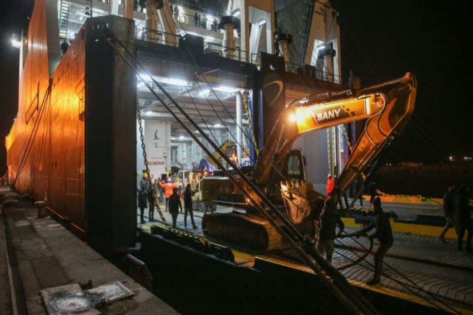 İzmir'in &Ccedil;eşme il&ccedil;esinden Kahramanmaraş merkezli depremlerden etkilenen afet b&ouml;lgelerine yardım