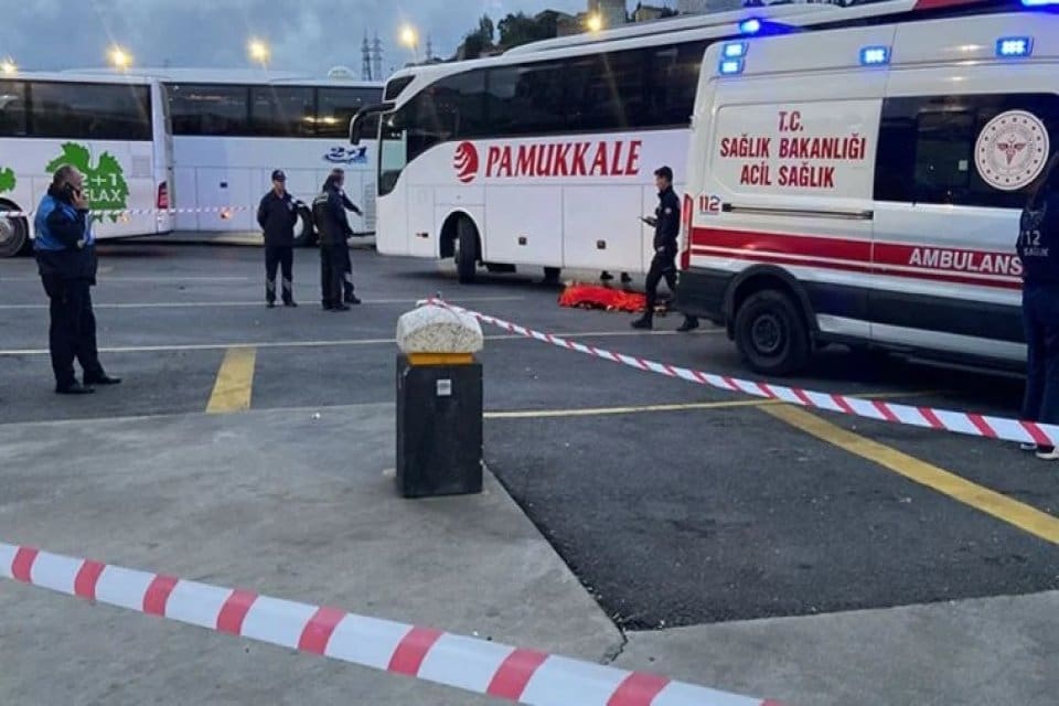 Alibeyk&ouml;y Cep Otogarı&rsquo;nda geri geri gelen yolcu otob&uuml;s&uuml;n&uuml;n altında kalan