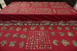 İzmir'in Gaziemir il&ccedil;esinde bir panelvanda, yurt dışına ka&ccedil;ırılmaya &ccedil;alışılan 8