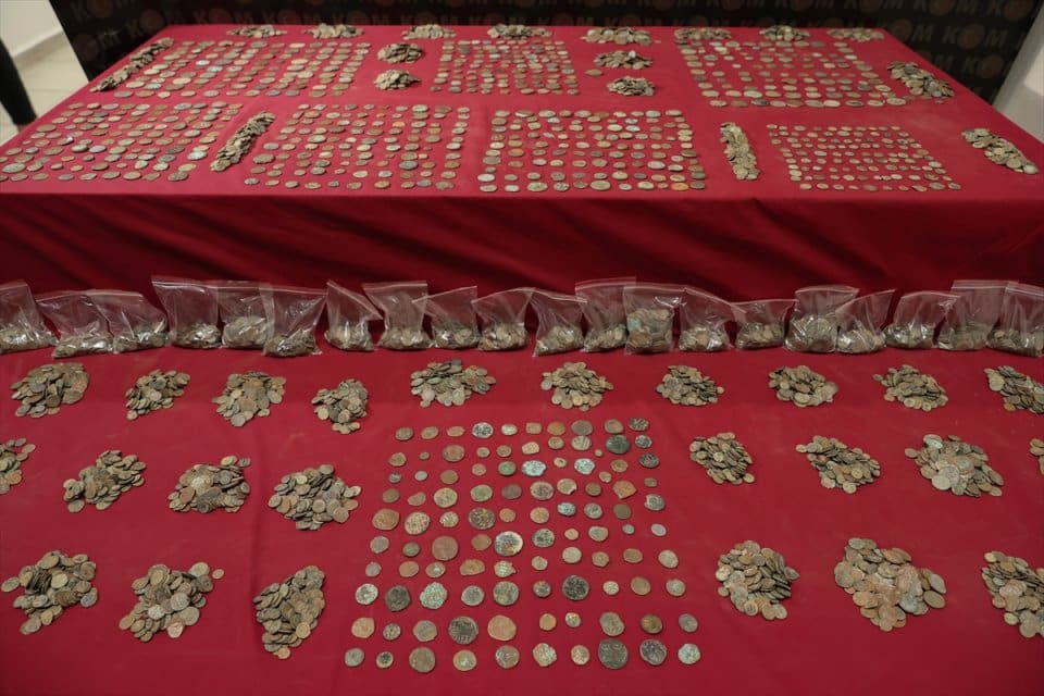 İzmir'in Gaziemir il&ccedil;esinde bir panelvanda, yurt dışına ka&ccedil;ırılmaya &ccedil;alışılan 8