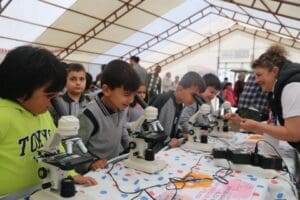 İzmirli g&ouml;n&uuml;ll&uuml; &ouml;ğretmenler hemen harekete ge&ccedil;ti ve 26-27-28 Nisan tarihlerinde