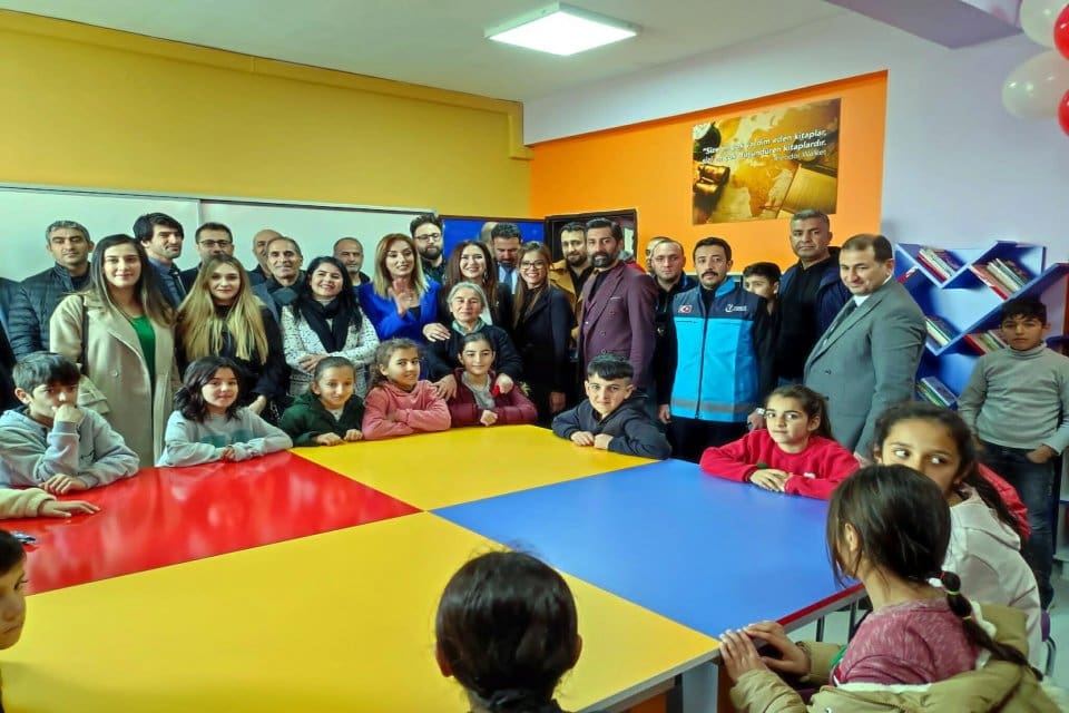 T&uuml;rkiye'nin d&ouml;rt bir yanında okullara k&uuml;t&uuml;phaneler kuran Kadınları ve &Ccedil;ocukları
