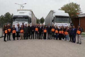 İzmir'de toplanan 2 TIR dolusu gıda ve hijyen paketlerinden oluşan