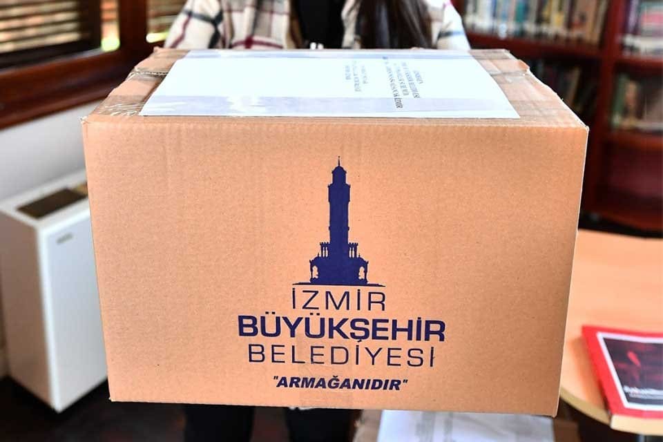 İzmir B&uuml;y&uuml;kşehir Belediyesi T&uuml;rkiye&rsquo;nin d&ouml;rt bir yanına kitap desteğini s&uuml;rd&uuml;r&uuml;yor.