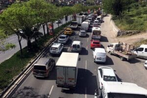 İzmir'de, tam kapanmanın ilk g&uuml;n&uuml;nde yapılan trafik denetiminde uzun ara&ccedil;