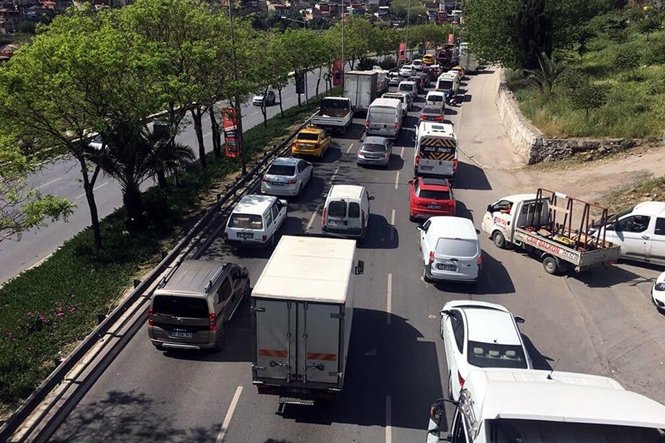 İzmir'de, tam kapanmanın ilk g&uuml;n&uuml;nde yapılan trafik denetiminde uzun ara&ccedil;