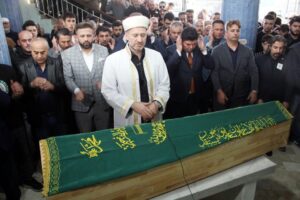 İzmir'de dün meydana gelen 4.9 büyüklüğündeki depremde evinin balkonundan atlayan ve