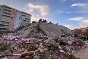 İzmir depreminden beş g&uuml;n sonra Bayraklı&rsquo;da yıkılan ev i&ccedil;in aileye
