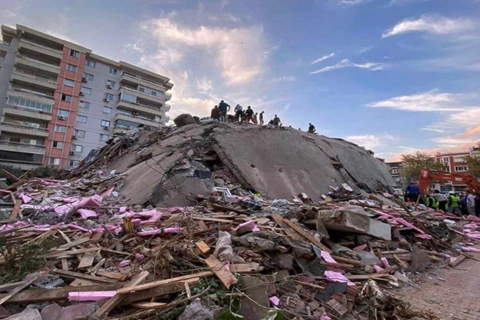 İzmir depreminden beş g&uuml;n sonra Bayraklı&rsquo;da yıkılan ev i&ccedil;in aileye