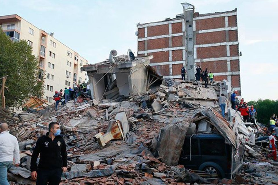 İzmir’de 30 Ekim’de meydana gelen deprem sonrası hasar gören Narlıdere