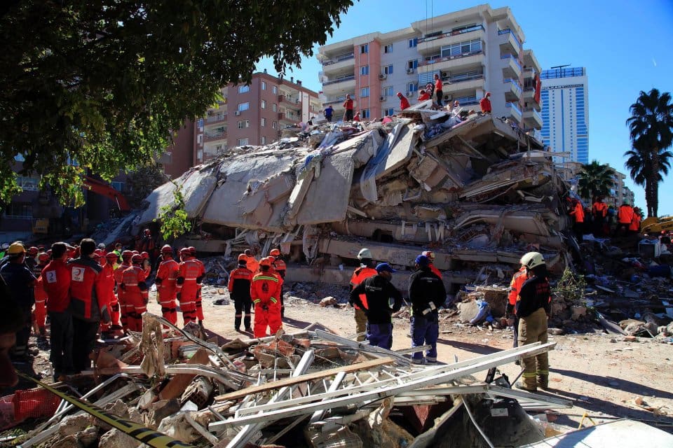 İzmir'de 2 yıl &ouml;nce meydana gelen 6.6 b&uuml;y&uuml;kl&uuml;ğ&uuml;ndeki depreme gittikleri