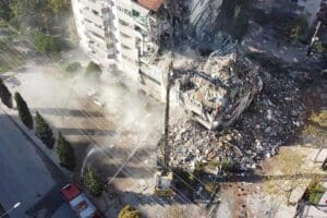İzmir'de, ge&ccedil;en yıl meydana gelen 6.6'lık depremde, 10 kişinin yaralandığı