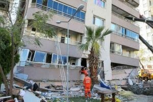 İZMİR&rsquo;in Seferihisar a&ccedil;ıklarında meydana gelen b&uuml;y&uuml;k depremde 10 kişinin yaralandığı