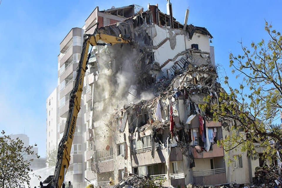 İzmir&rsquo;de, ge&ccedil;en yıl 30 Ekim'de meydana gelen, 115 kişinin hayatını